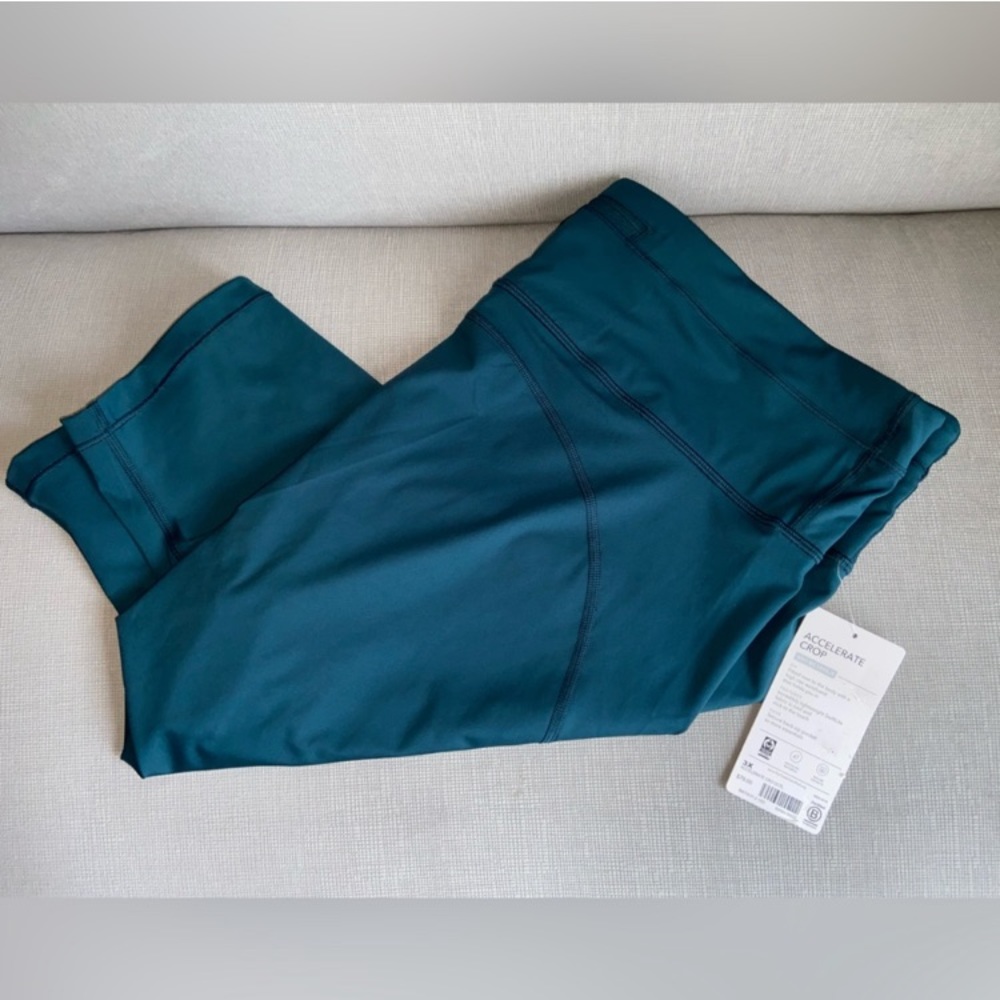 NWT🔥Athleta Crop 3X! Super Soft And Comfy! - Picture 2 of 8